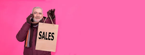 買い物の時間だ 買い物袋を持った現代の老人が電話をかけてくる 消費主義 ショッピング ライフスタイルの概念 — ストック写真
