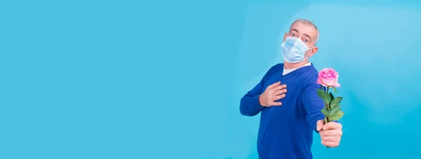 Valentijnsdag Tijdens Het Coronavirus Pandemie Concept Aantrekkelijke Man Met Chirurgisch — Stockfoto