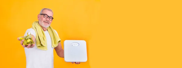 Aantrekkelijke Senior Man Met Weegschaal Meetlint — Stockfoto