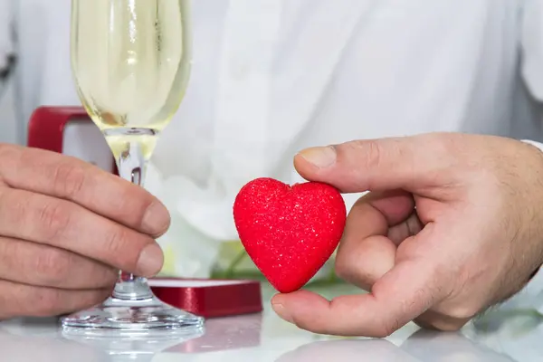 Firande Februari Alla Hjärtans Dag Med Champagne Och Hjärta Handen — Stockfoto