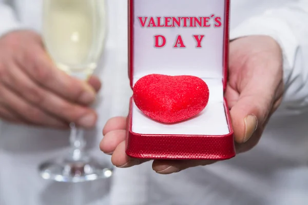 Firande Februari Alla Hjärtans Dag Med Champagne Och Hjärta Handen — Stockfoto
