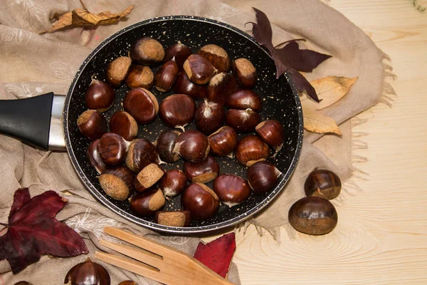 Châtaignes Dans Poêle Rôtir Automne — Photo