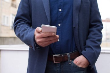 Şehirde cep telefonu olan bir adam.