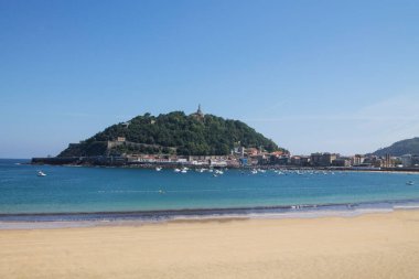 La Concha Körfezi 'ndeki Urgull Dağı, San Sebastian, Basco Bölgesi, İspanya