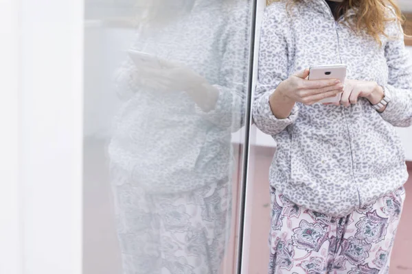 Vrouw Met Behulp Van Mobiele Telefoon — Stockfoto