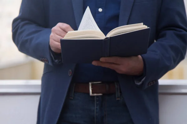 Geschäftsmann Liest Büro Ein Buch — Stockfoto