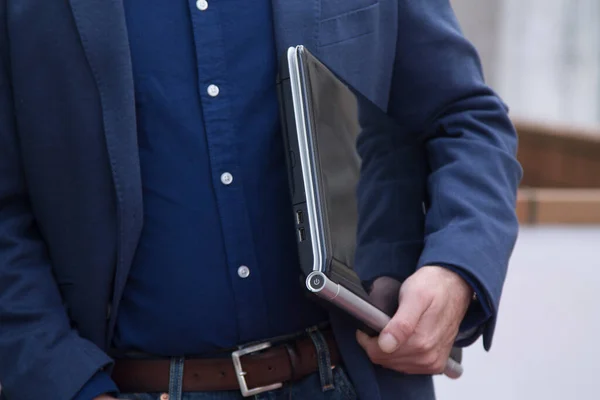 Man Met Laptop Onder Zijn Arm — Stockfoto