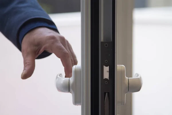 Hombre Abriendo Puerta Del Apartamento Concepto Bienes Raíces —  Fotos de Stock