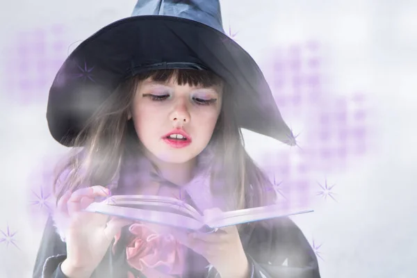 万圣节女巫 带着魔法魔法书肖像 戴着魔法帽的年轻女子 制造魔法 — 图库照片