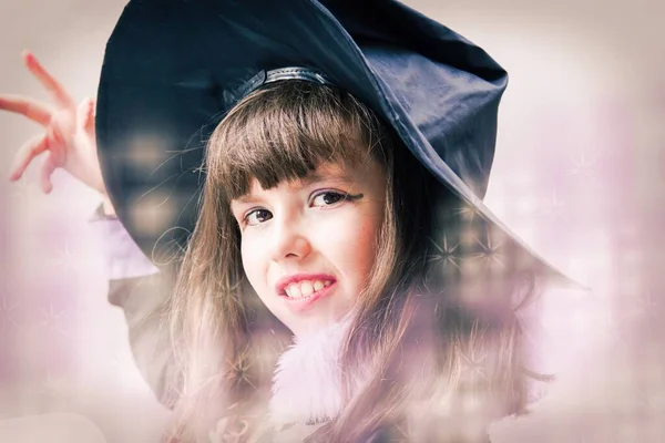 Хэллоуинская Ведьма Волшебным Портретом Книги Заклинаний Молодая Женщина Колдовской Шляпе — стоковое фото