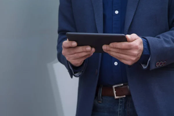 Hombre Usando Tableta Vista Cerca Fotos De Stock Sin Royalties Gratis