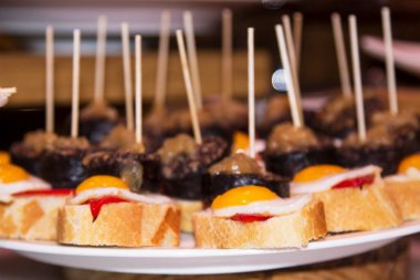 Donostia-San Sebastian, Bask Bölgesi 'ndeki bir barda nefis pintxolar.