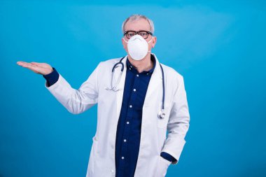 Maskeli doktor, steteskop ve gözlük, koronavirüs virüsü konsepti ve enfeksiyonları