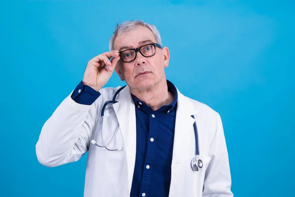 Gözlüklü Steteskoplu Bir Doktorun Portresi — Stok fotoğraf