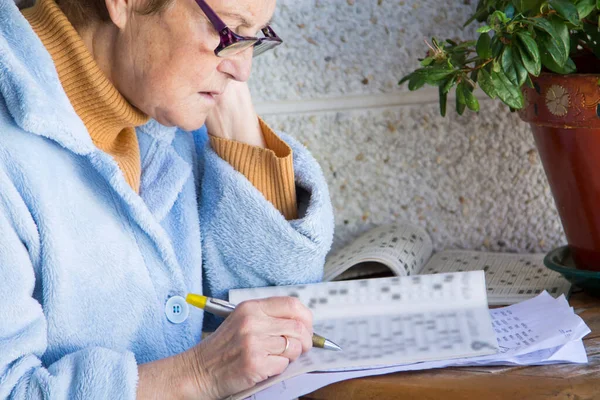 Senior Woman Doing Crossword Puzzles Hobbies — Stock Photo, Image