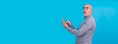 Cep telefonu kullanan şaşırmış yüzlü yetişkin bir adam izole edildi