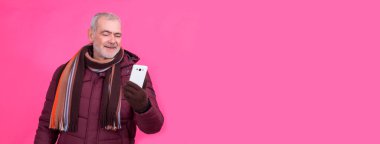 Cep telefonu kullanan adam izole edildi