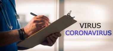 Maskeli doktor, steteskop ve raporlar, koronavirüs virüsü konsepti ve enfeksiyonları