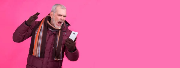Θυμωμένος Άνθρωπος Που Μιλάει Smartphone Απομονωμένο — Φωτογραφία Αρχείου