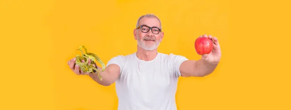 Взрослый Мужчина Яблочной Измерительной Лентой Концепцией Здоровья Спорта — стоковое фото