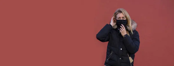 Женщина Средних Лет Носит Коронавирусную Защитную Маску Вируса Ковид — стоковое фото