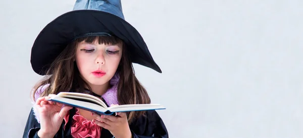 Heks Meisje Halloween Maken Spreuken Met Magie Boek Van Spreuken — Stockfoto
