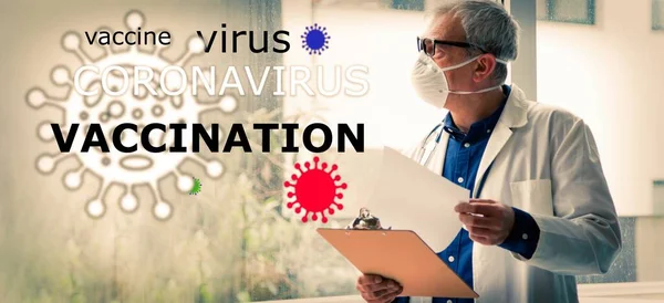 Médico Con Máscara Médica Desechable Pensando Vacuna Contra Coronavirus Mientras —  Fotos de Stock