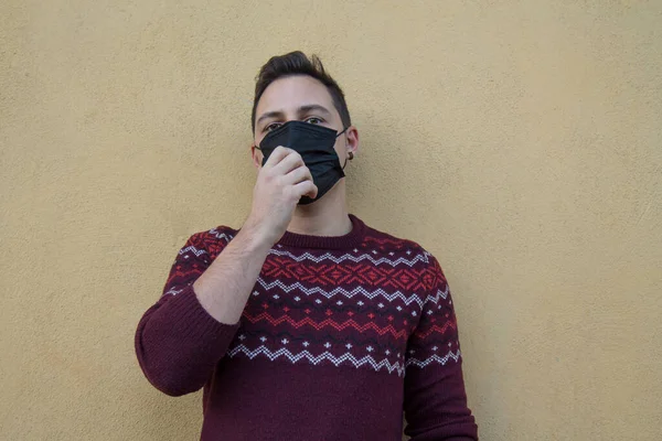 Νεαρός Άνδρας Ιατρική Μάσκα Στο Πρόσωπό Του Προστατεύοντας Τον Εαυτό — Φωτογραφία Αρχείου
