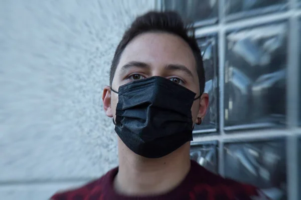 Giovane Uomo Con Maschera Medica Sul Viso Proteggendosi Virus Infezioni — Foto Stock