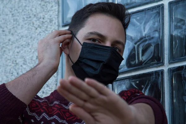 Junger Mann Mit Medizinischer Maske Gesicht Der Sich Vor Viren — Stockfoto