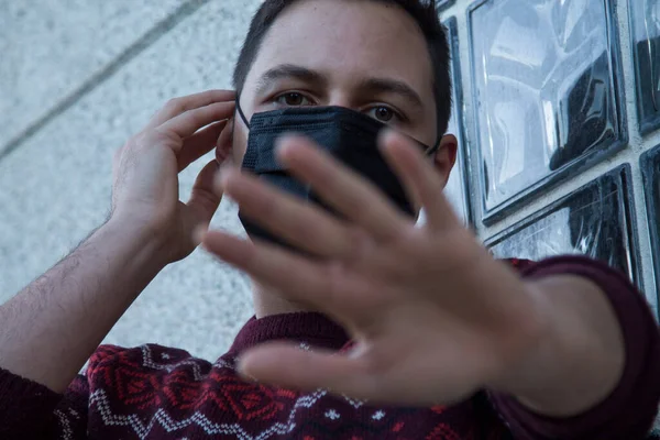 Jonge Man Met Een Medisch Masker Zijn Gezicht Die Zichzelf — Stockfoto