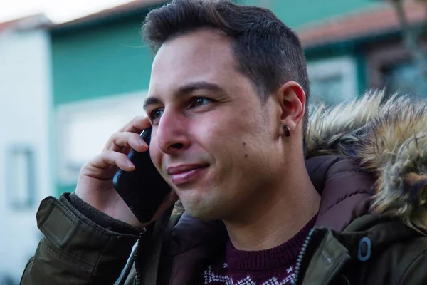 Homme Souriant Utilisant Téléphone Mobile Dans Rue — Photo