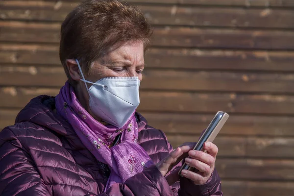 Mujer Mayor Usando Teléfono Móvil Con Máscara Guantes Médicos Desechables — Foto de Stock
