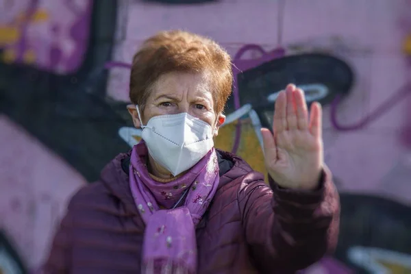 Tıbbi Maskeli Yaşlı Bir Kadın Dur Reddet Tabelasını Telif Hakkı — Stok fotoğraf