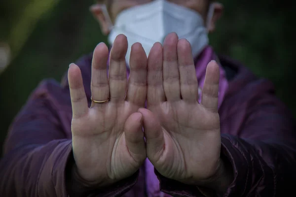 Idősebb Orvosi Maszkkal Kesztyűvel Aki Stop Szimbólumot Készít Kezével Karantén — Stock Fotó