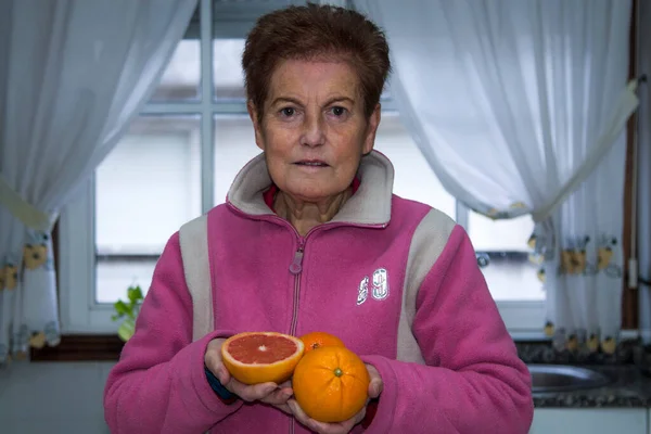 Seniorin Mit Grapefruits Und Orangen Ernährungs Und Gesundheitskonzept — Stockfoto