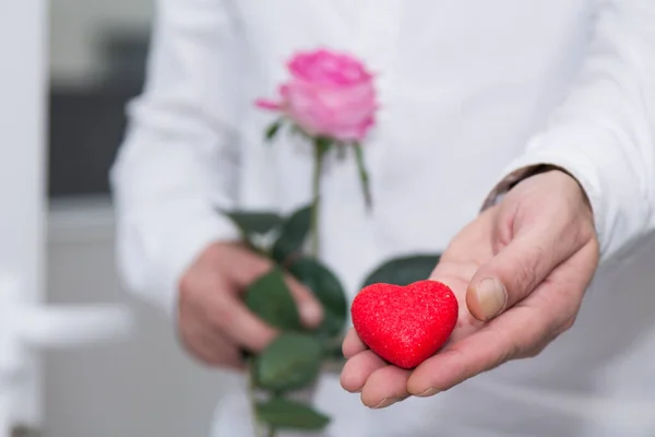 Hombre Dando Corazón Como Regalo Para Día San Valentín Feliz — Foto de Stock