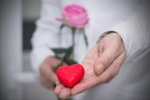 Muž Dává Srdce Jako Dárek Valentýna Šťastný Února Valentýna — Stock fotografie