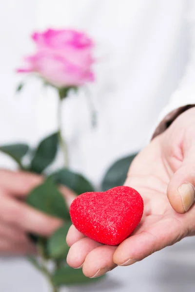 Hombre Dando Corazón Como Regalo Para Día San Valentín Feliz — Foto de Stock