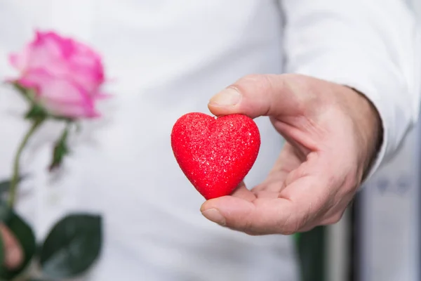 Muž Dává Srdce Jako Dárek Valentýna Šťastný Února Valentýna — Stock fotografie