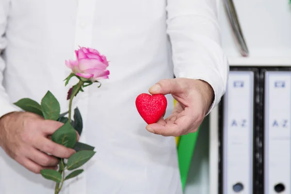 Hombre Dando Corazón Como Regalo Para Día San Valentín Feliz — Foto de Stock