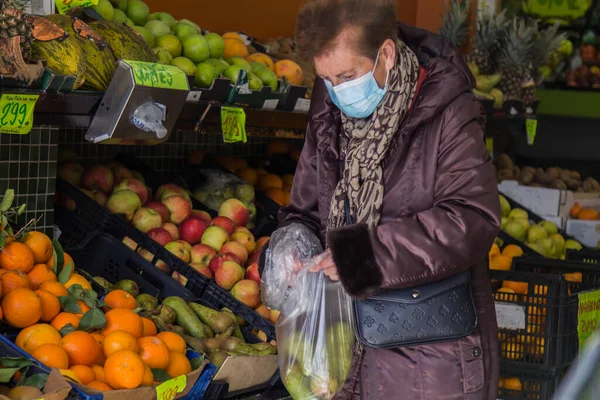 Mujer Con Máscara Médica Compras Verdulero Imagen De Stock