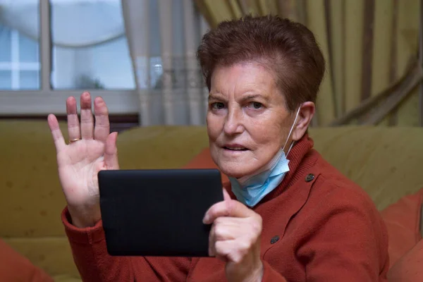 Senior Woman Wearing Protective Face Mask Talks His Family Video — Stock Photo, Image