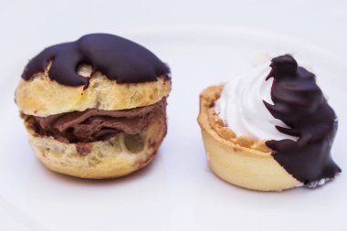 Beyaz üzerine izole edilmiş çikolatalı pasta