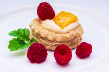 Çeşitli meyveli kekler izole edilmiş.