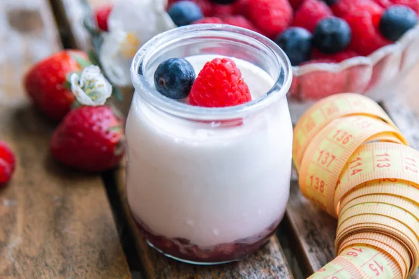 Yogurt Con Frambuesas Arándanos Sobre Fondo Madera Con Cinta Métrica —  Fotos de Stock