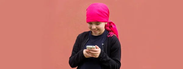 Ragazza Con Cancro Sciarpa Testa Utilizzando Telefono Cellulare — Foto Stock