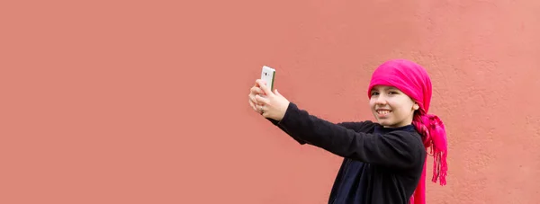 Mladá Žena Šátkem Hlavě Selfie Mobilním Telefonem — Stock fotografie