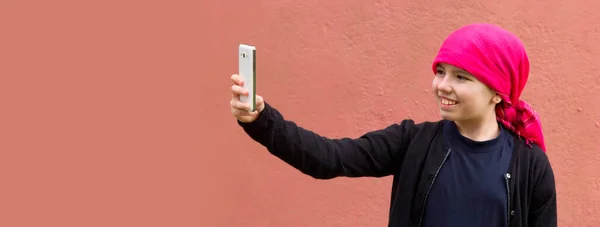 Mujer Joven Con Pañuelo Cabeza Tomando Una Selfie Con Teléfono — Foto de Stock