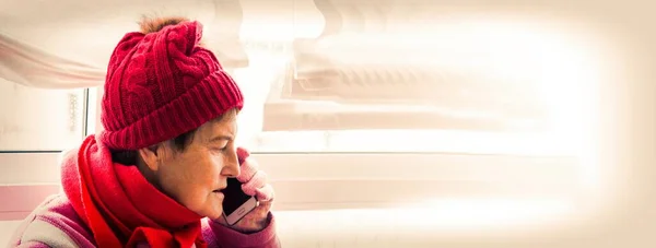 Senior Woman Talking Mobile Phone — Stock Photo, Image